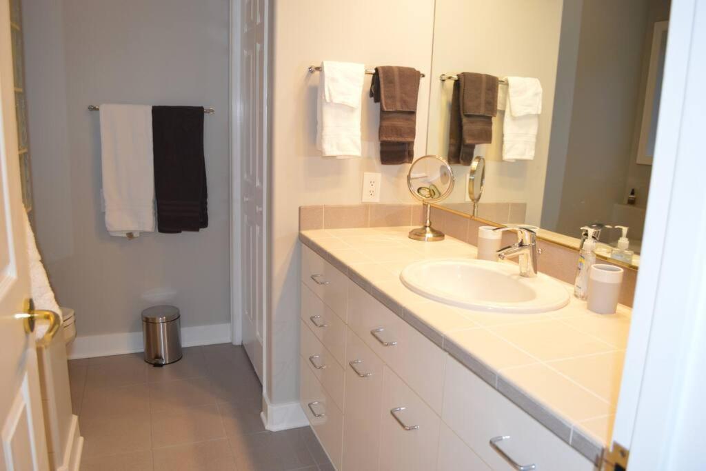 1-Bedroom Seaview Guesthouse On Seattle Luxury Estate With Views Of Olympic Mountains Bagian luar foto