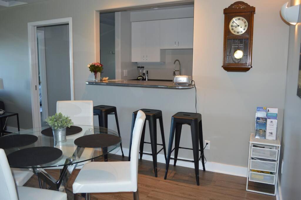 1-Bedroom Seaview Guesthouse On Seattle Luxury Estate With Views Of Olympic Mountains Bagian luar foto